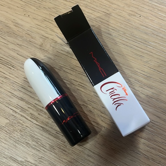 LE Mac Disney Cruella Matte Lipstick - Bright Red - Picture 5 of 6